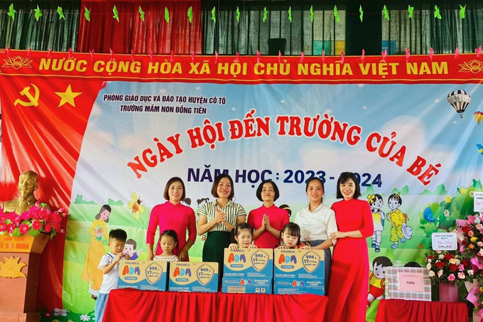   Cô trò Trường Mầm non Đồng Tiến (huyện Cô Tô) vui mừng đón nhận sữa từ Quỹ Sữa đúng ngày khai giảng.