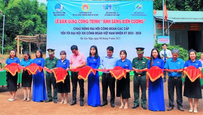 Cắt băng khánh thành