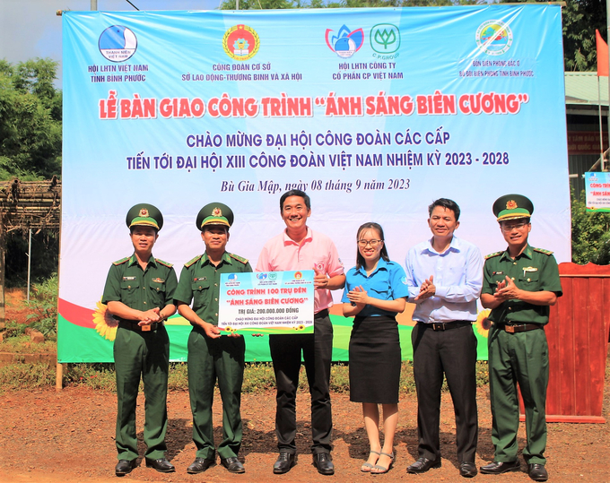 Và trao tặng công trình “Ánh sáng biên cương” cho Đồn biên phòng Đắk Ơ