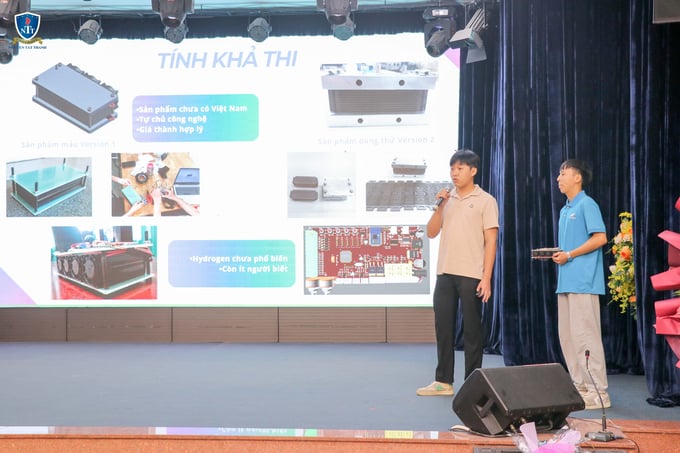 Các thí sinh trình bày việc ứng dụng Tư duy Thiết kế (Design Thinking) vào dự án tham gia vòng bán kết cuộc thi