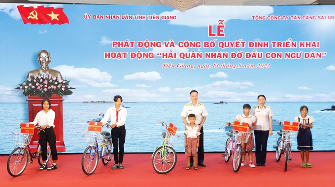 5 con ngư dân nhận xe đạp tại chương trình