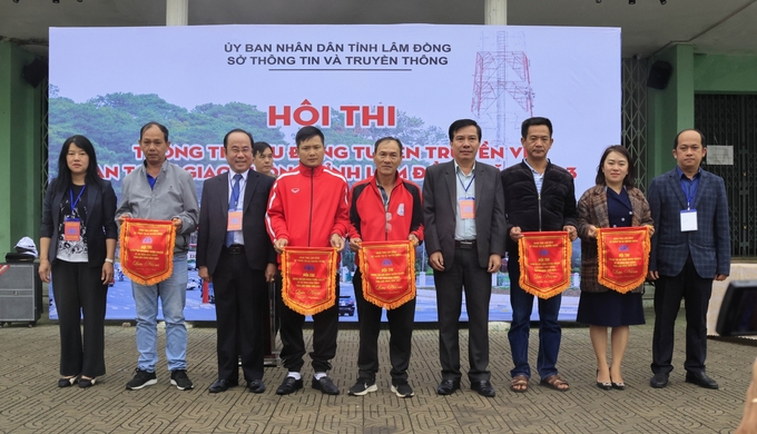 Ban tổ chức và lãnh đạo TP Đà Lạt trao cờ lưu niệm cho 6 đội thi xuất phát tại Đà Lạt