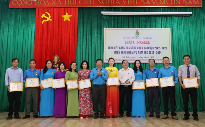 Trao tặng kỷ niệm chương “Vì sự nghiệp xây dựng tổ chức Công đoàn” cho các đoàn viên.