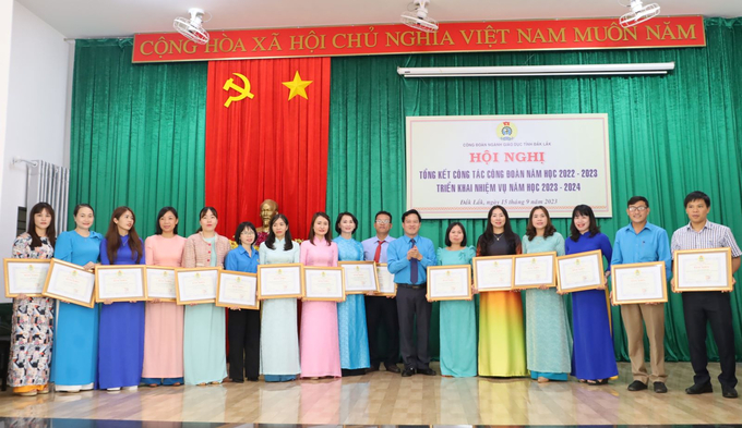 Trao tặng Bằng khen cho các cá nhân.