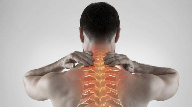 Người bệnh có thể điều trị đau cổ vai gáy bằng phương pháp y học hiện đại hoặc y học cổ truyền (Ảnh: SYT Hà Nội)