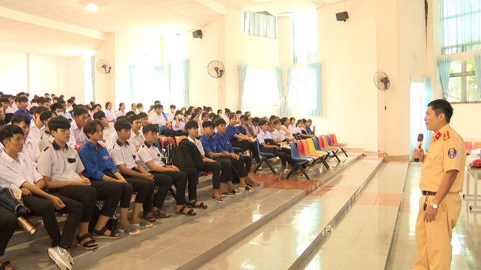 Công an thị xã Chơn Thành tuyên truyền luật giao thông đường bộ cho học sinh, sinh viên