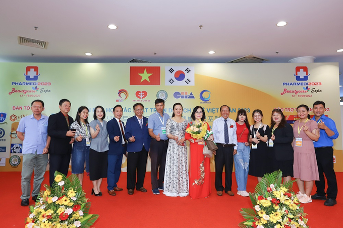 Khách mời chụp ảnh giao lưu tại chương trình