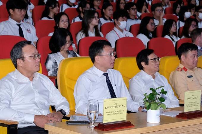 Lãnh đạo ủy ban an toàn giao thông quốc gia, Bộ GD - ĐT, UBND tỉnh Đồng Nai tham dự lễ 