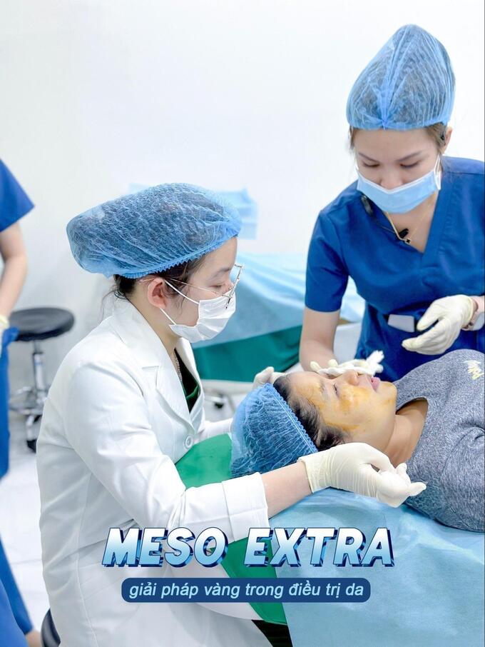Bác sĩ Ngô Thị Lợi tỉ mỉ điều trị cho khách hàng
