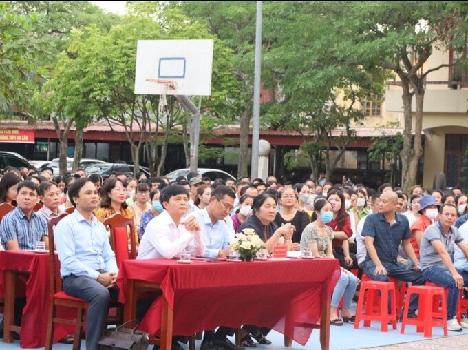Giám đốc sở Giáo dục và đào tạo Hải Phòng - Bùi Văn Kiệm tham dự cuộc họp với 1200 phụ huynh  khối 10 và khối 11 trường THPT An Lão