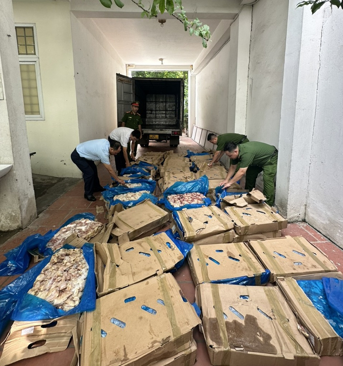 Đoàn kiểm tra phát hiện xe tải chở cánh gà có dấu hiệu nhập lậu (ảnh Cục QLTT thành phố Hà Nội)