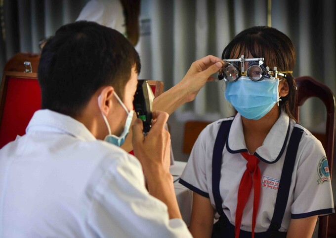 Cận thị là loại bệnh học đường phổ biến (ảnh: CDC Cà Mau)