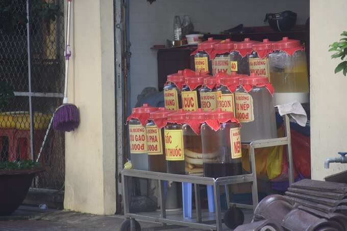 Rượu ngâm không rõ nguồn gốc, xuất xứ tiềm ẩn nhiều nguy hiểm (ảnh: CDC Cà Mau)