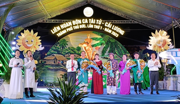 Ông Nguyễn Hữu Hiệp - Bí thư Thành ủy Thủ Đức (bên trái) và ông Hoàng Tùng - Phó Bí thư Thành ủy, Chủ tịch UBND TP Thủ Đức tặng hoa cho ban giám khảo