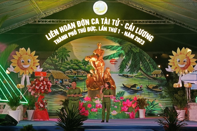 Tiết mục “Chợ mới” của Lại Văn Phụng và Bùi Thị Điều đội Công an TP Thủ Đức