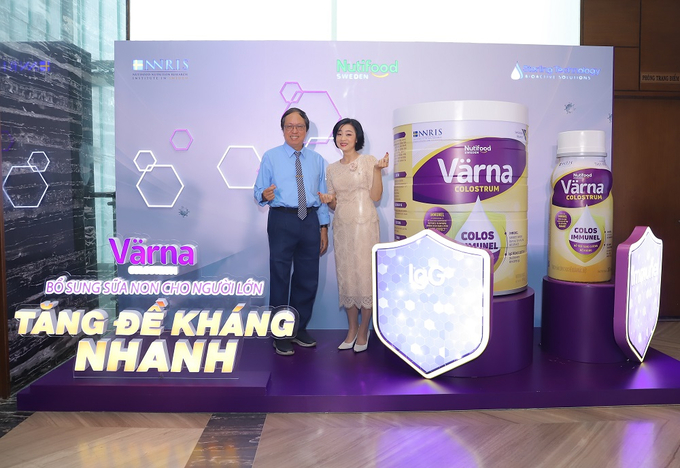 Ông Trương Hùng - Phó Chủ tịch HĐQT Nutifood chụp hình cùng NSUT Mỹ Duyên