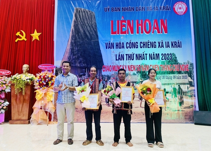 Ban tổ chức trao giải nhất, nhì, ba ở nội dung trình diễn cồng chiêng