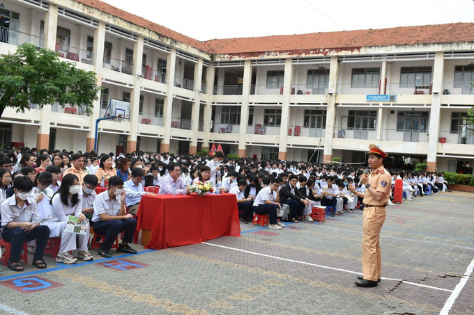 Đại uý Nguyễn Ngọc Long Thịnh - báo cáo viên tuyên truyền Luật ATGT đường bộ Đội CSGT TT Công an Quận 7, TP Hồ Chí Minh