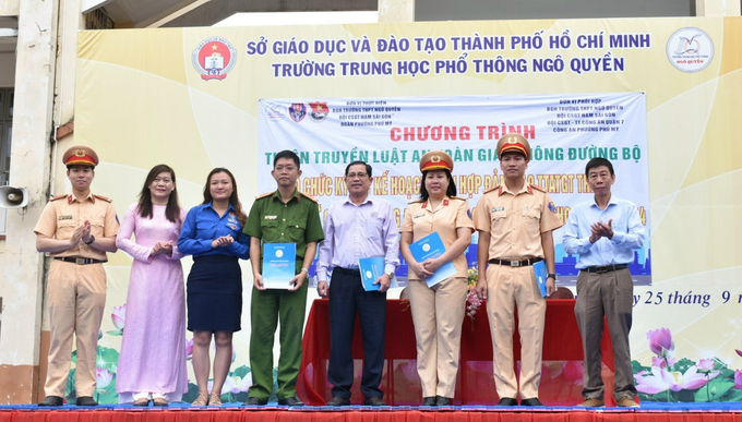 Các đơn vị chụp hình lưu niệm trong buổi tuyên truyền Luật An toàn giao thông