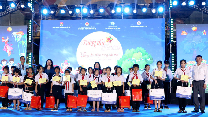 Phó Chủ tịch nước Võ Thị Ánh Xuân và các đại biểu trao học bổng cho các em học sinh