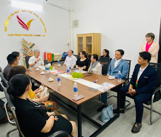 Chủ tịch Trung ương Hội, Nguyễn Hồng Quân trao đổi, chia sẻ cùng Nhà báo Chu Loan - Giám đốc Trung tâm Truyền thông sự kiện và các Doanh nghiệp ngành sức khỏe, làm đẹp