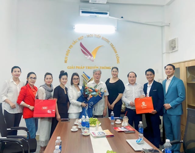 Nhà báo Chu Loan - Giám đốc Trung tâm Truyền thông sự kiện cùng các doanh nghiệp chụp ảnh lưu niệm cùng Chủ tịch Trung ương Hội Nguyễn Hồng Quân