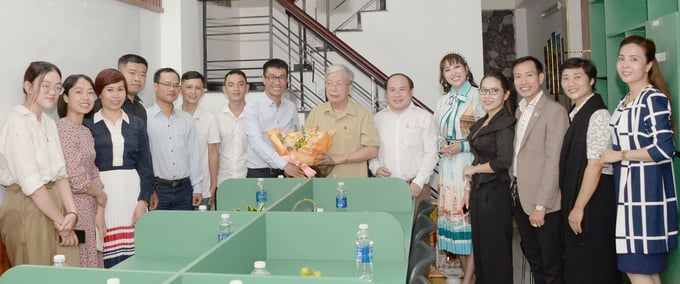 Thay mặt cán bộ, phóng viên Văn phòng đại diện Tạp chí Sức khoẻ cộng đồng tại TP. HCM, ông Nguyễn Thành Luân gửi lời cảm ơn sâu sắc tới Chủ tịch Trung ương Hội Nguyễn Hồng Quân