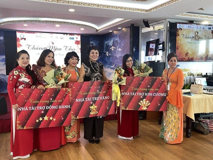 Bà Thiên Phước (bên phải), nhà sáng lập Hội Hương Sắc Việt Nam trao tri ân nhà tài trợ