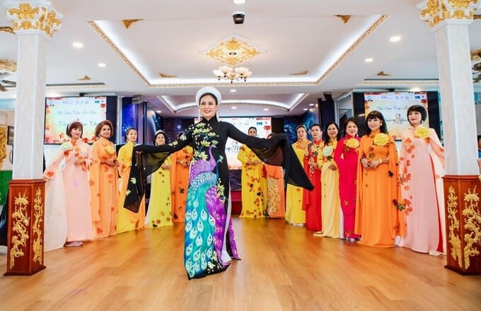 Đại diện bộ sưu tập áo dài, diễn viên Ôn Bích Hằng với chiếc áo dài đấu giá từ gây quỹ từ thiện