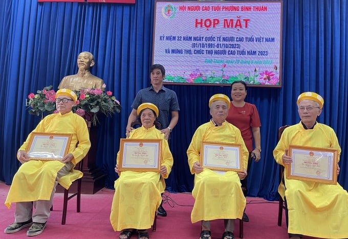 Ông Phan Thành Trung, Phó Trưởng phòng LĐ-TB và XH quận 7 và bà Nguyễn Thị Thanh Thiện, Phó Bí thư Thường trực Đảng uỷ phường Bình Thuận trao bằng mừng thọ các cụ