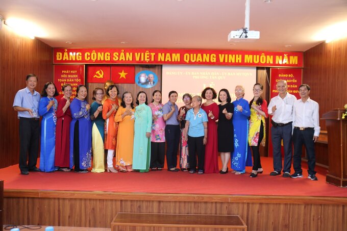 Lãnh đạo UBND phường Tân Quy, quận 7, TP. HCM chụp hình lưu niệm cùng BCH Hội NCT phường