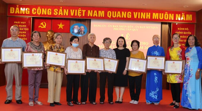 Trao bằng khen mừng thọ cho người cao tuổi