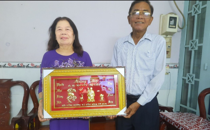 Đại diện ban liên lạc hội đồng hương xã Cẩm Bình tại TP. HCM trao tặng khánh chúc mừng cho các cụ từ 70 tuổi trở lên