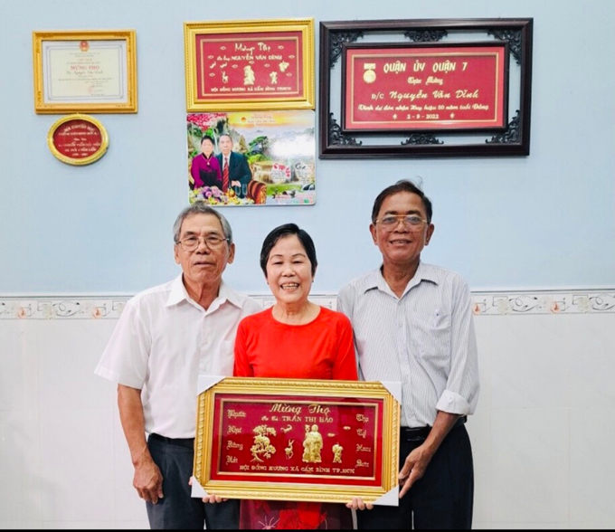 Đại diện ban liên lạc hội đồng hương xã Cẩm Bình tại TP. HCM trao tặng khánh chúc mừng cho các cụ từ 70 tuổi trở lên