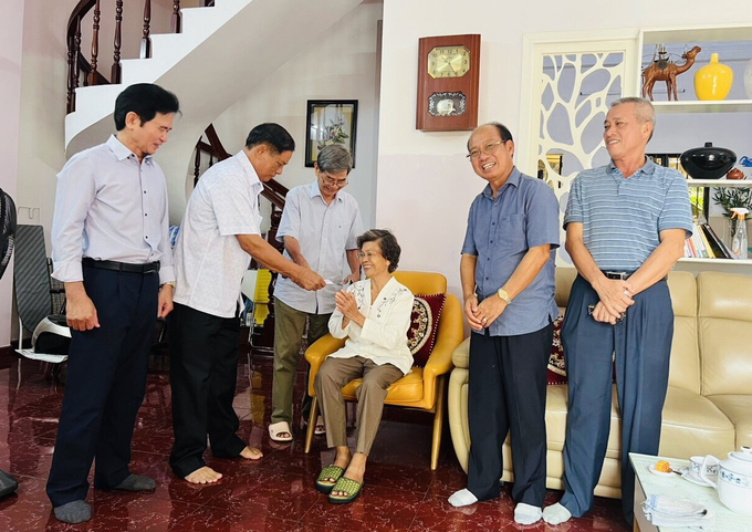 Hội đồng hương xã Cẩm Bình tại TP. HCM gửi lời chúc sức khỏe tới người cao tuổi