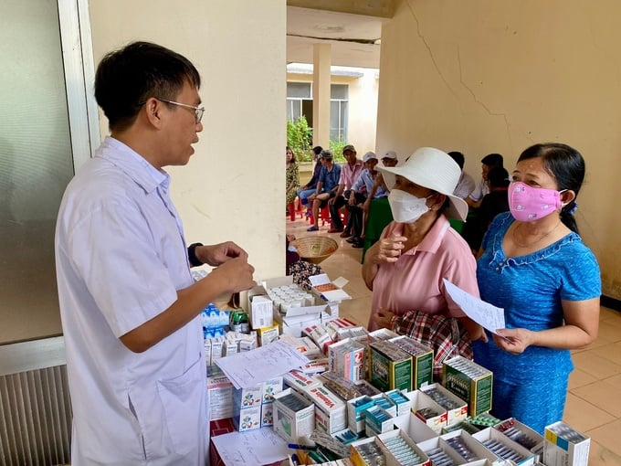 Người dân đến nhận thuốc và dặn dò hướng dẫn sử dụng theo đơn