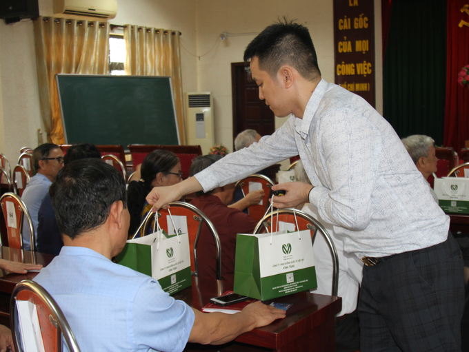 Công ty CP Dinh dưỡng Quốc tế Việt Mỹ tặng sữa cho các đại biểu tham gia chương trình