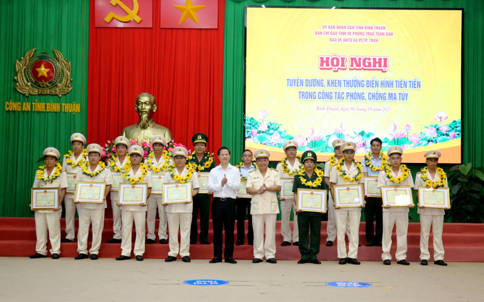 Chủ tịch UBND tỉnh tặng bằng khen tập thể, cá nhân vì đã có thành tích xuất sắc trong công tác đấu tranh phòng, chống tội phạm về ma túy