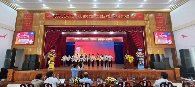 Ban tổ chức trao giải thưởng cho các cá nhân tham gia nhóm 1 là cán bộ, công chức, viên chức, người lao động các sở, ban, ngành, đoàn thể cấp tỉnh, cấp huyện và cấp xã