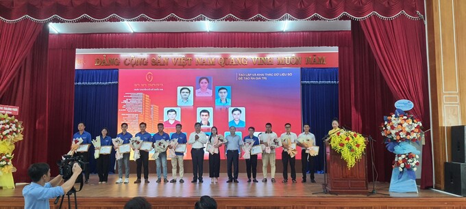 Ban tổ chức trao giải thưởng cho các cá nhân tham gia nhóm 2 là công dân đang sinh sống, học tập và làm việc trên địa bàn tỉnh