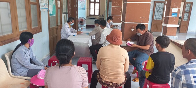 Bác sĩ đang thăm khám cho bệnh nhân tại trạm y tế