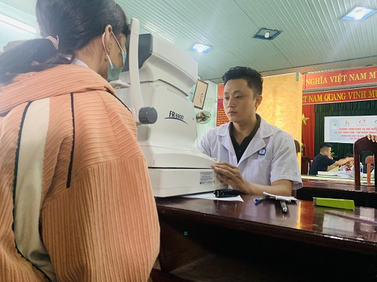 Bác sĩ khám và đo mắt cho học sinh thuộc khối trung học cơ sở huyện Thăng Bình, tỉnh Quảng Nam