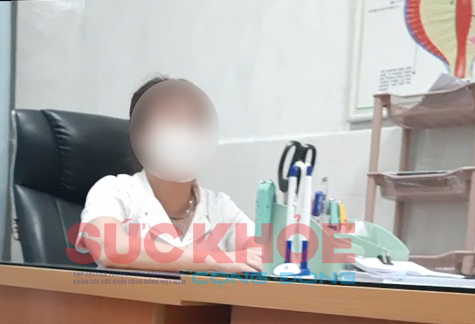 Người phụ nữ được cho là bác sĩ đọc kết quả xét nghiệm và tư vấn phương pháp điều trị viêm tuyến tiền liệt cho bệnh nhân 
