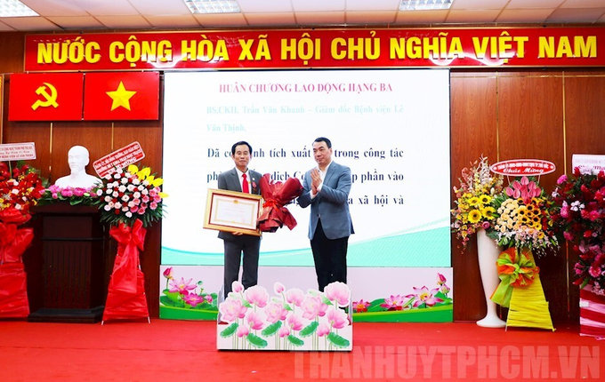 TS.BS Nguyễn Ngô Quang - Phó Cục trưởng Cục Khoa học công nghệ và Đào tạo Bộ Y tế trao Huân chương Lao động Hạng 3 của Chủ tịch nước về công tác phòng chống dịch Covid-19 cho Bác sĩ CKII Trần Văn Khanh, Giám đốc Bệnh viện Lê Văn Thịnh