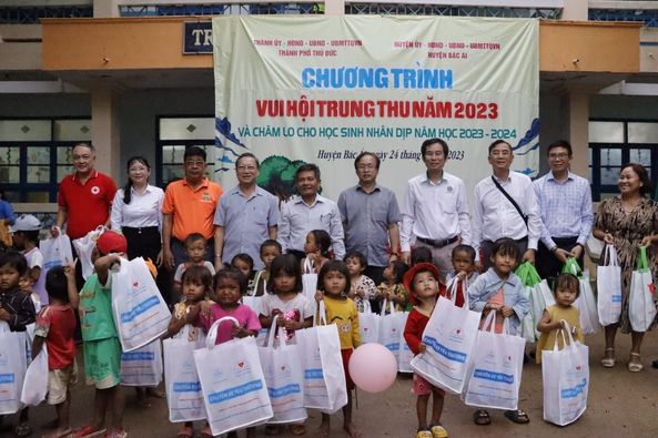 Ngày 24/9 lãnh đạo bệnh viện Lê Văn Thịnh cùng đoàn cán bộ TP. Thủ Đức, TP. HCM đến tổ chức cho các trẻ em đồng bào Raglay, huyện Bắc Ái, tỉnh Ninh Thuận đón Tết Trung thu