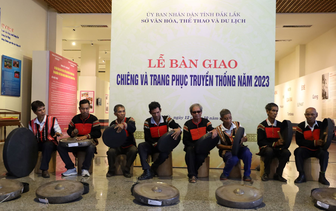 Đội chiêng buôn Ky, phường Thành Nhất, TP. Buôn Ma Thuột biểu diễn bài chiêng truyền thống