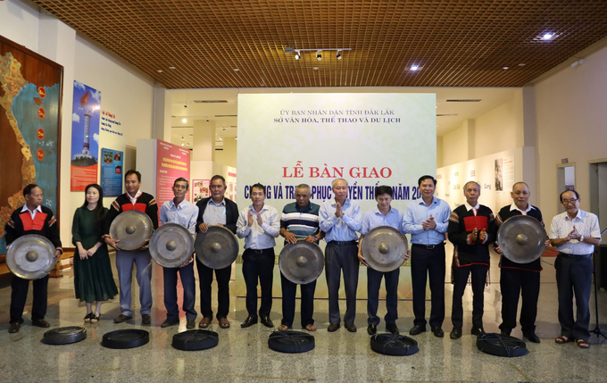 Bàn giao chiêng cho các đơn vị
