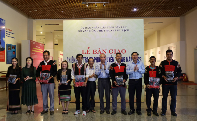 Bàn giao trang phục truyền thống cho các đơn vị