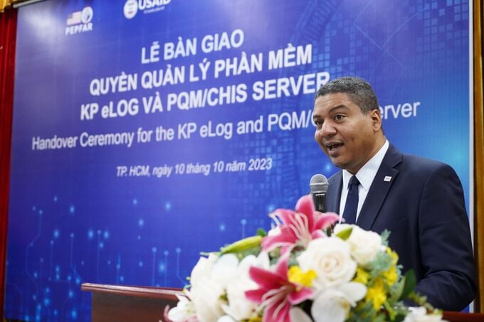 TS.BS. Randolph Augustin - Giám đốc Phòng Y tế/USAID Việt Nam phát biểu tại buổi Lễ bàn giao