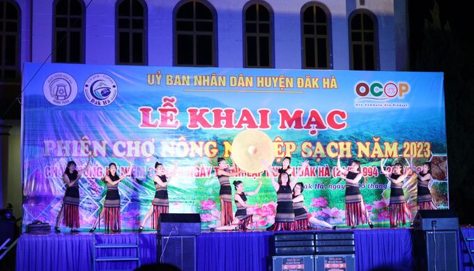 Văn nghệ chào mừng khai mạc phiên chợ
